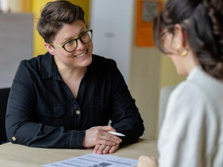 Dr. med. Cécile Barth spricht freundlich mit einer Person